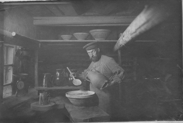 Gustavs Ozoliņš darbnīcā 1924.-25. gadā (BDM CZM 779)